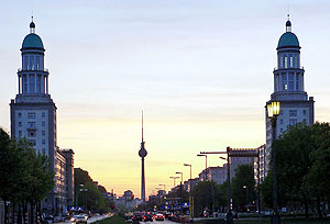 Frankfurter Tor und Karl-Marx-Allee mit Blick auf den Fernsehturm Berlin Friedrichshain